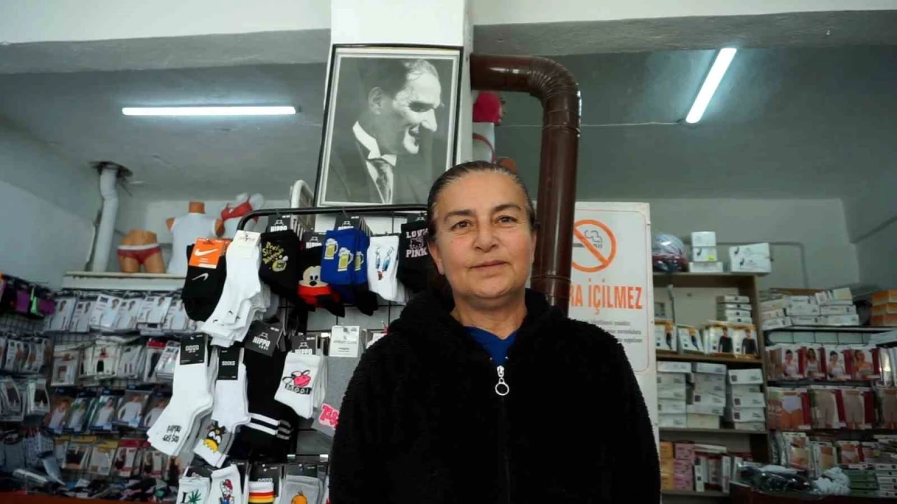 Burdurda 25 yıldır çorap satarak geçimini sağlıyor