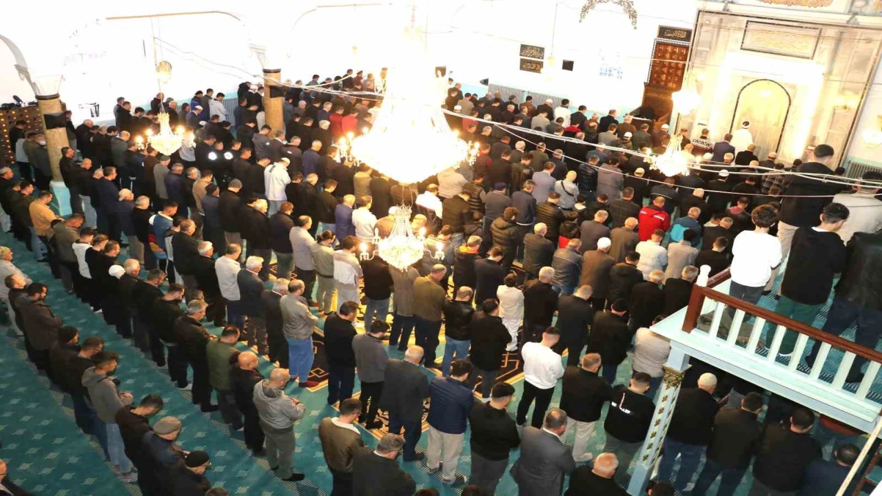 Burdurda bayram namazında camiler doldu taştı