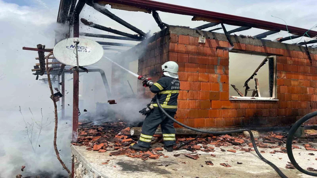 Burdurda çıkan yangında ev kullanılamaz hale geldi