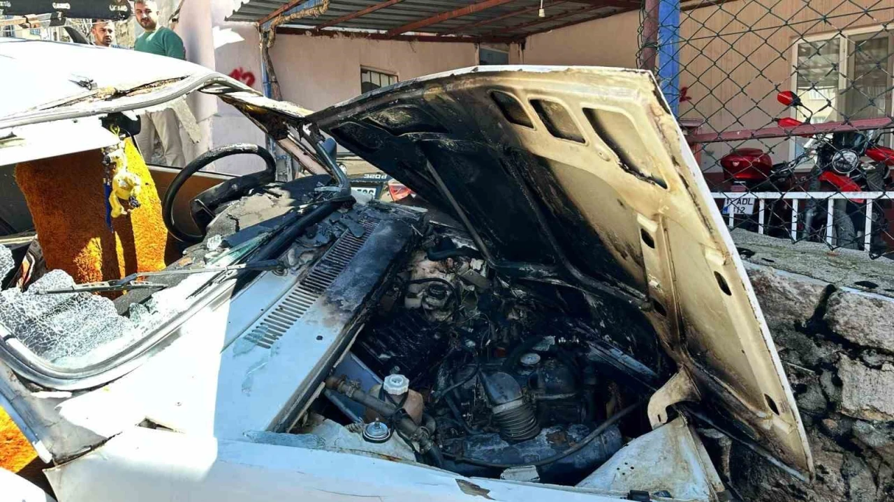 Burdurda kontrolden çıkan otomobil duvara çarpıp alev aldı: 2 yaralı