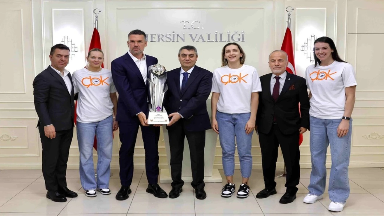 ÇBK Mersin, kupa sevincini Vali Toros ile paylaştı