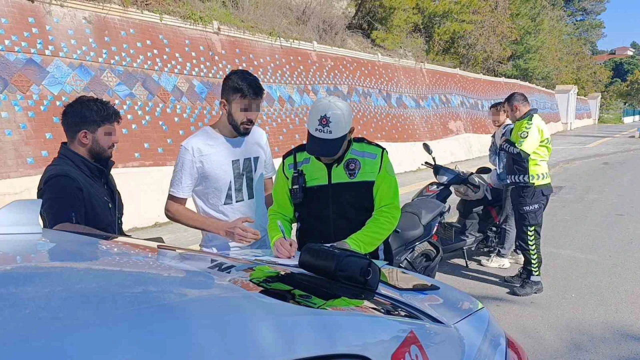 Denetime takılan ehliyetsiz sürücü ağabeyinin kimliğiyle uygulamayı atlatmak istedi