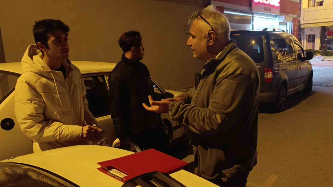 Denetime takılan motosiklet sürücüsüne polisten nasihat: Evde anneniz babanız sizleri bekliyor