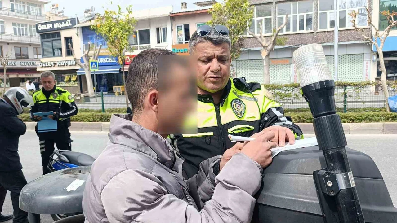 Denetime takılınca ‘ehliyetimi evde unuttum dedi, olmadığı ortaya çıkınca da ‘kardeşimin var dedi