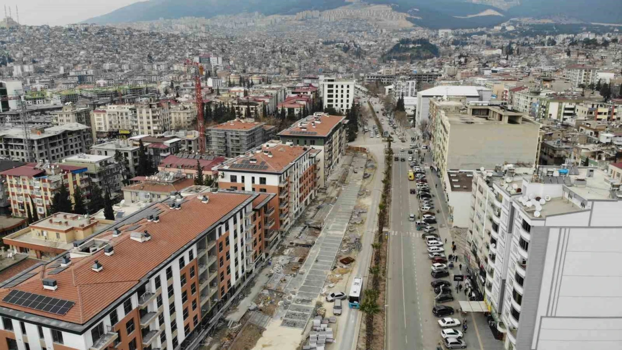 Depremin yıktığı şehrin en işlek caddesi hızla yapılıyor
