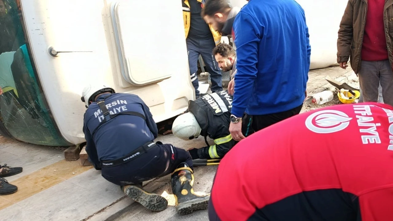 Devrilen beton mikserinin altında kalan sürücü yaralı kurtarıldı