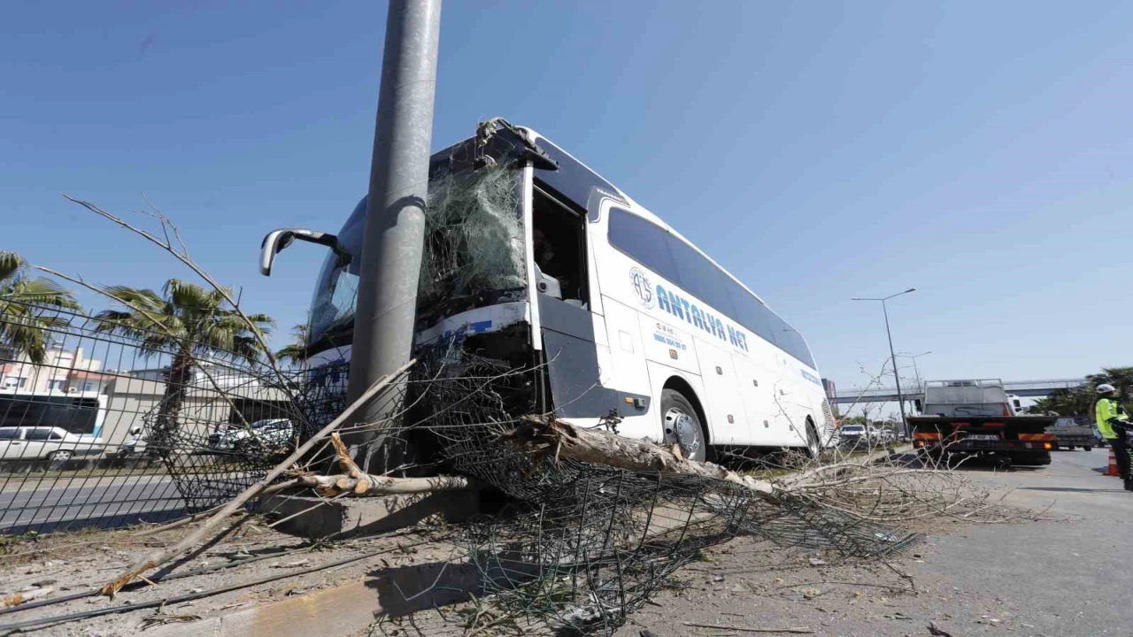 Direksiyonu kilitlenen yolcu otobüsü direğe çaptı: 1 yaralı
