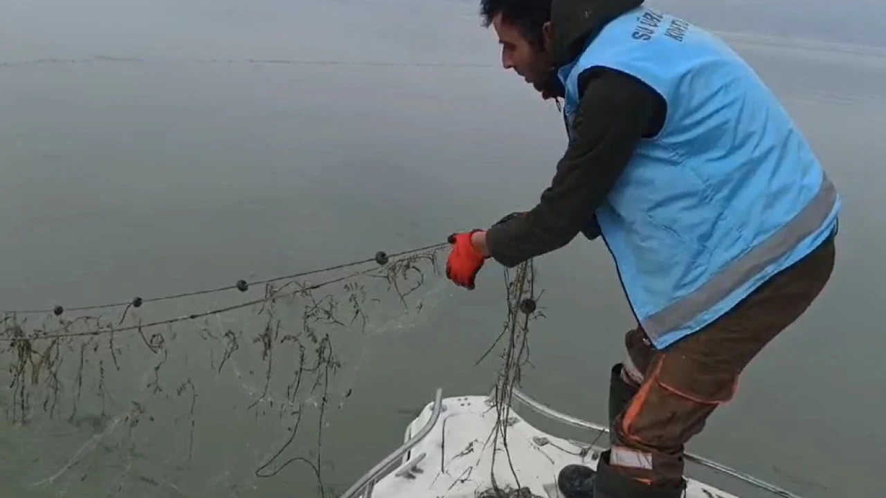 Eğirdir Gölünde 500 metrelik kaçak ağ ele geçirildi