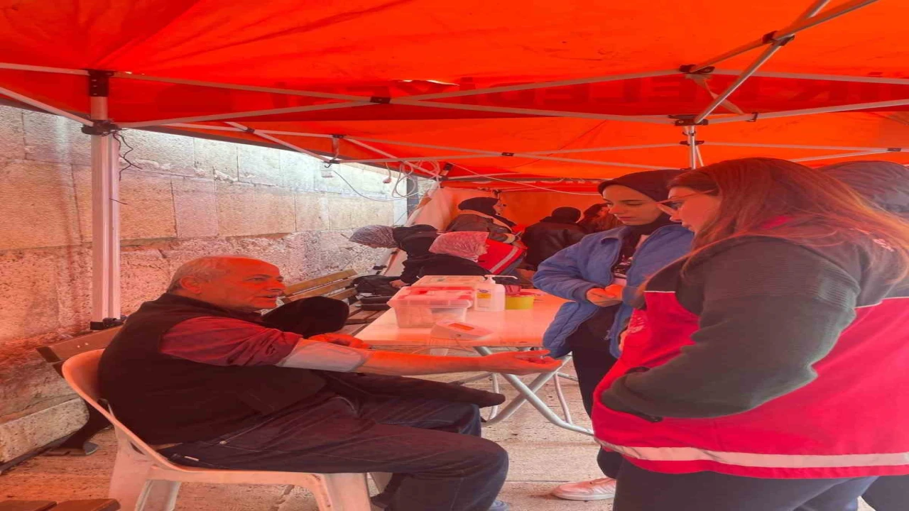 Eğirdirde yaşlılara saygı haftası kapsamında sağlık çadırı kuruldu