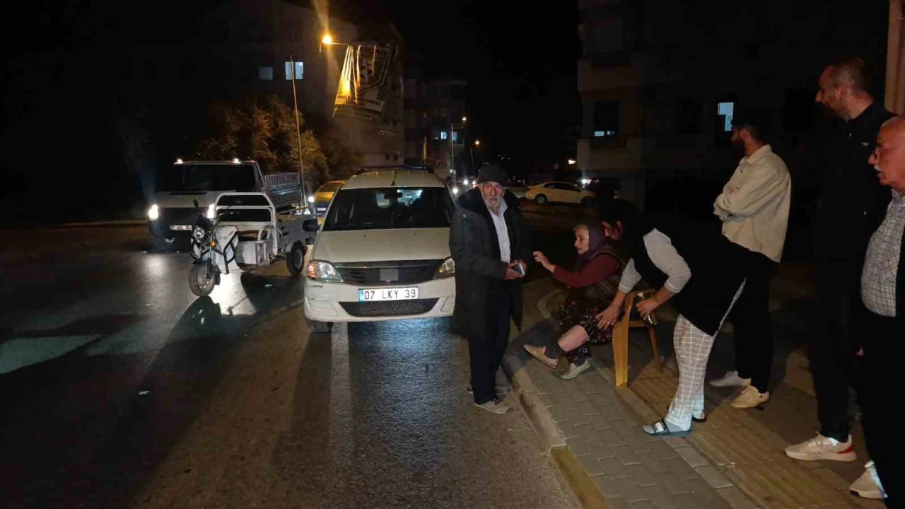 Ehliyetsiz elektrikli bisiklet otomobile çarptı: 1 yaralı