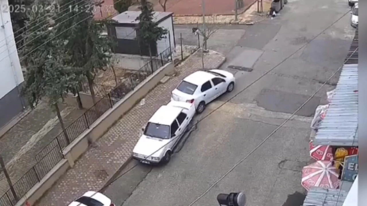 El freni çekilmeyen otomobil hareket ederek park halindeki otomobile çarptı