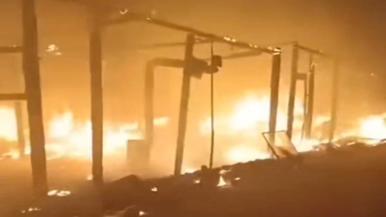 Elektrik telinin kopması sonucu 15 çadır yandı