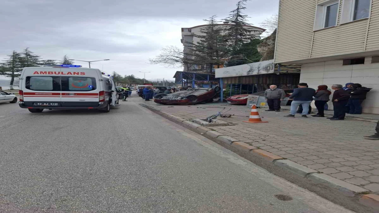Elektrik trafosuna çarpan araç ters döndü: 2 yaralı