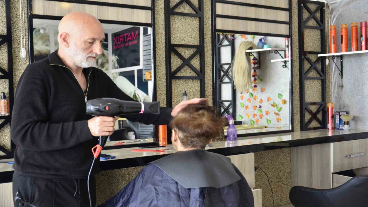 Emeklilere 1 TLden saç kesimi