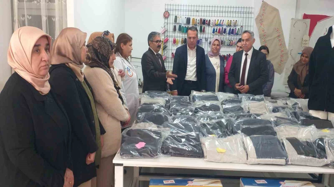 Erzinli kadınlar ihtiyaç sahibi öğrenciler için mesai yaptı