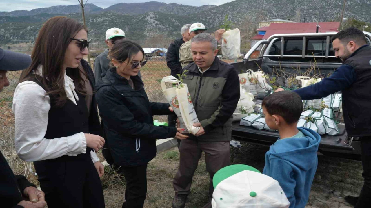 Fekede öğrenciler fidanları toprakla buluşturdu