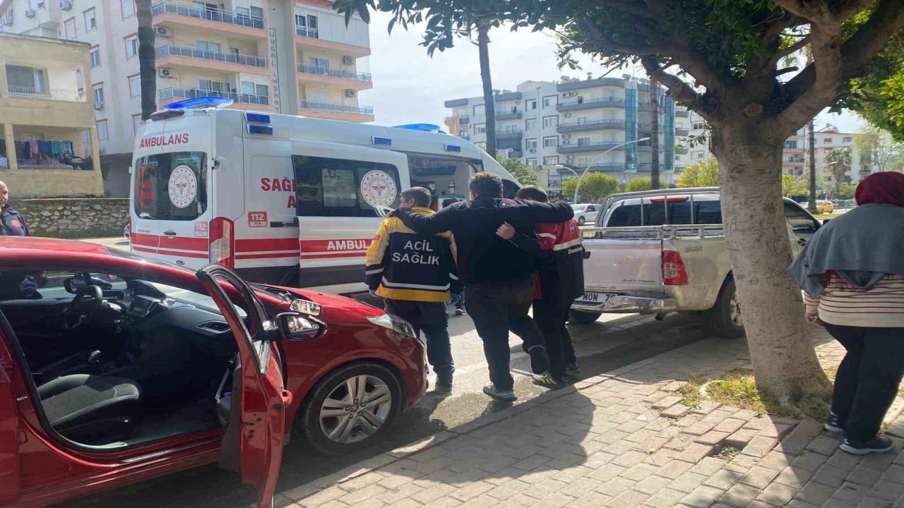 Gazipaşada motokurye kazada yaralandı