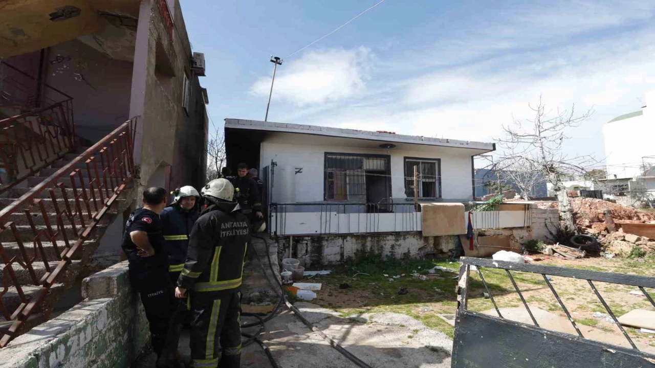 Gecekonduda çıkan yangın ekipleri alarma geçirdi