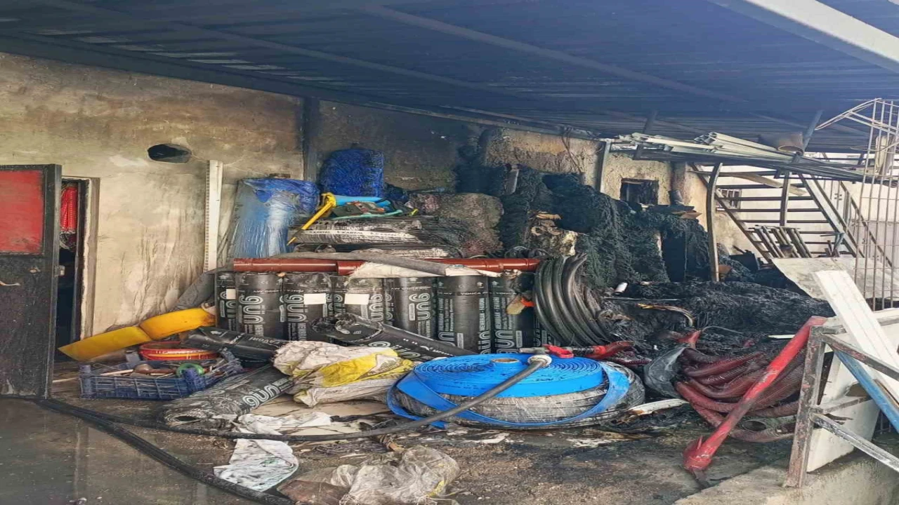 Hırdavat dükkanında çıkan yangın itfaiye ekiplerince söndürüldü