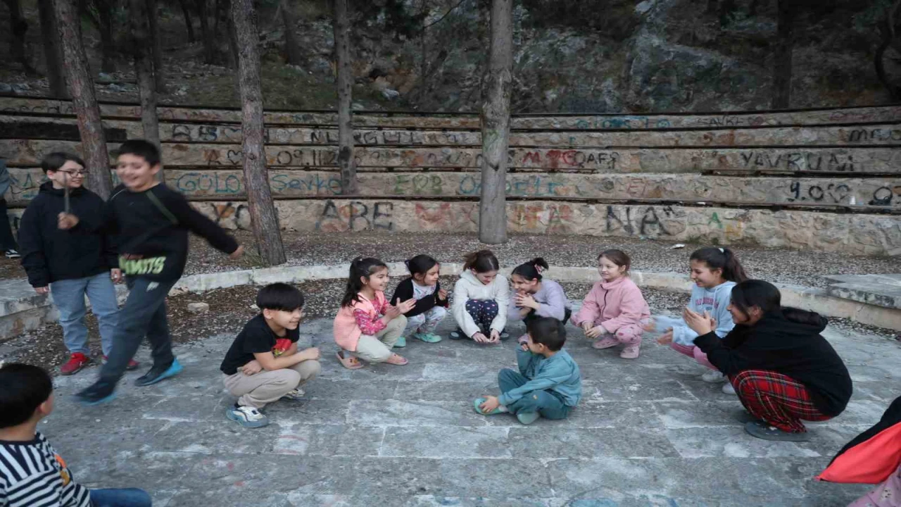 İftar için dakikaları sayan çocuklar, top atışı geleneğiyle heyecan yaşıyor