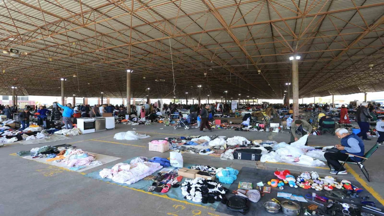 İkinci el eşya pazarında tarihi geçmiş yiyecek ve içeceklere el konuldu