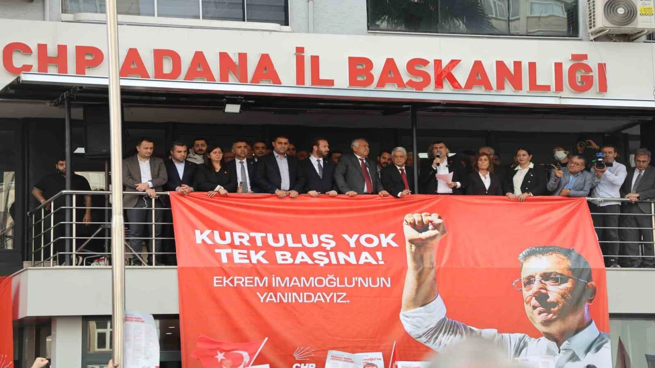 İmamoğlunun gözaltına alınması sonrası Adanada CHPliler partide toplandı