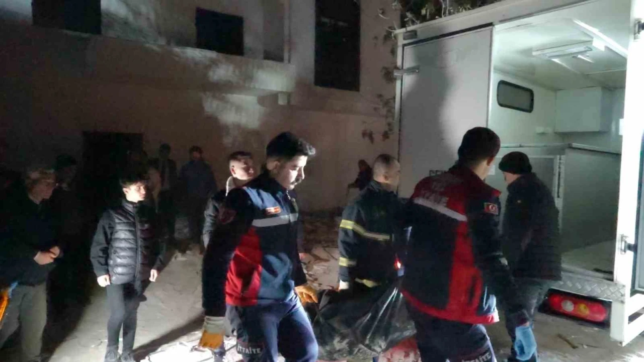 İnşaatın bodrumuna eşya koymak isterken asansör boşluğuna düşen yaşlı kadın öldü