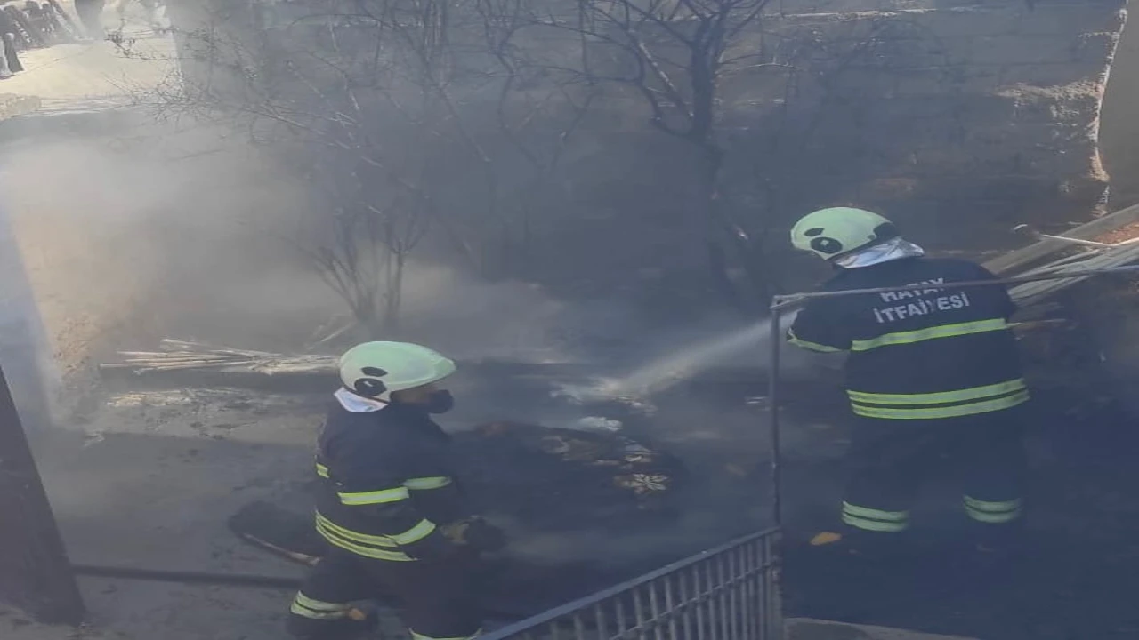 İskenderunda evin bahçesinden alevler yükseldi
