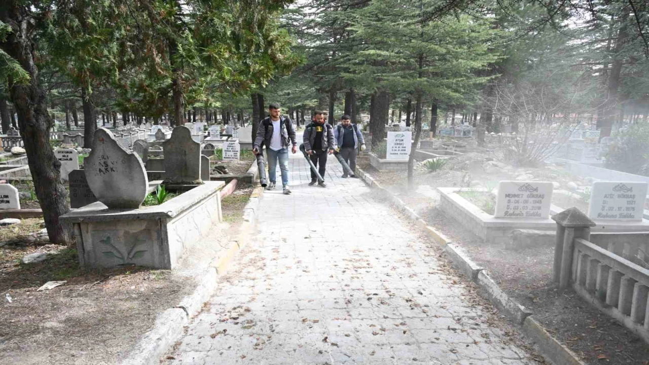 Isparta Belediyesinden mezarlıklarda bayram temizliği