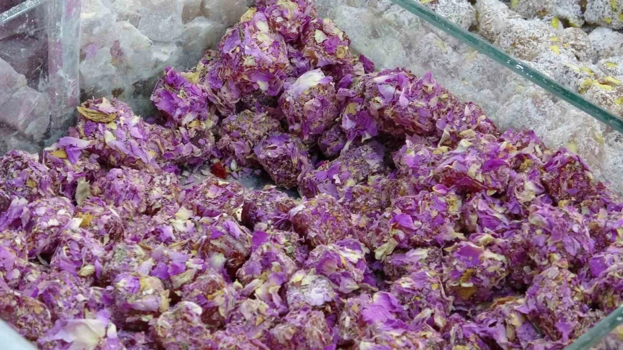 Ispartada bayram öncesi gül lokumu satışları arttı