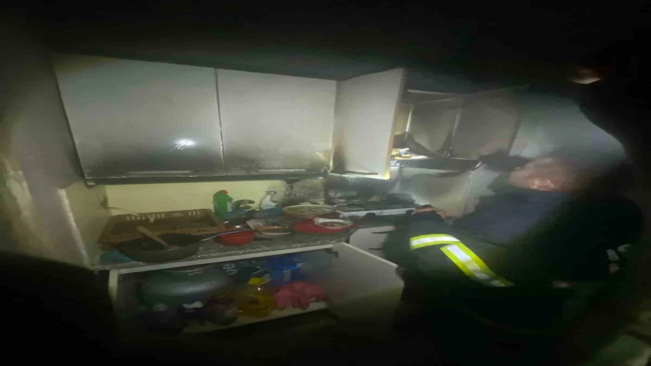 Ispartada çıkan yangında dairenin mutfağı küle döndü