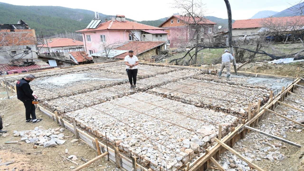 Ispartada evi tamamen yanan aileye yeni bir yuva için belediye harekete geçti