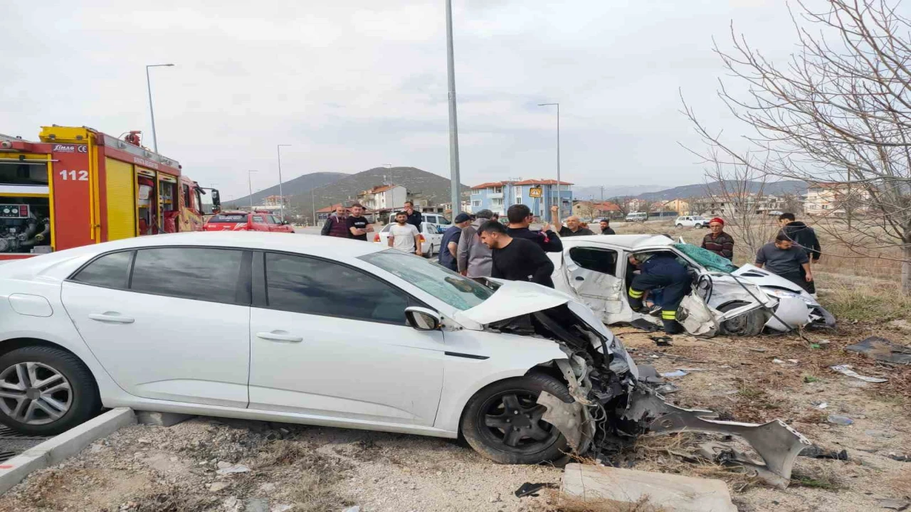 Ispartada iki otomobilin kafa kafaya çarpıştı: 2 ölü, 3 yaralı