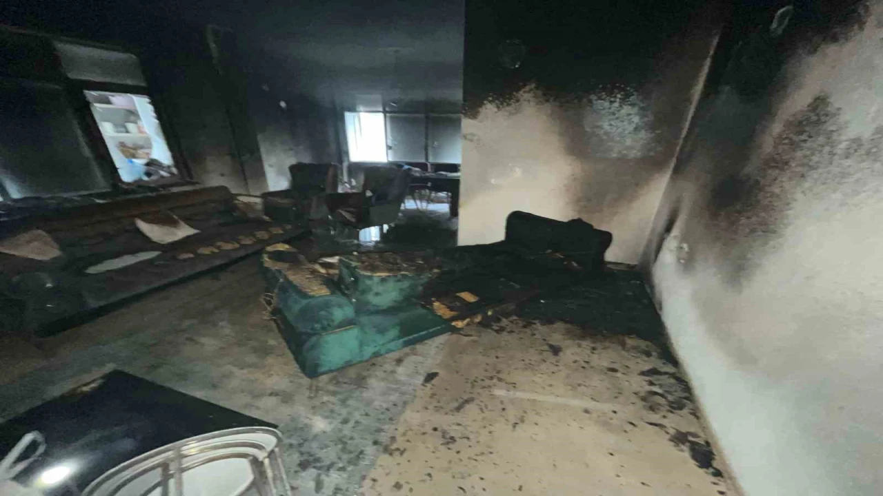 Ispartada prizde unutulan saç kurutma makinesi evi yaktı