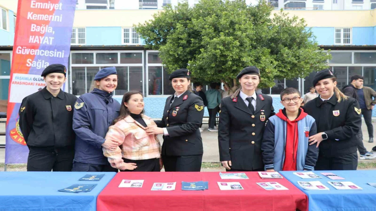 Jandarmadan özel çocuklara eğlenceli tanıtım etkinliği