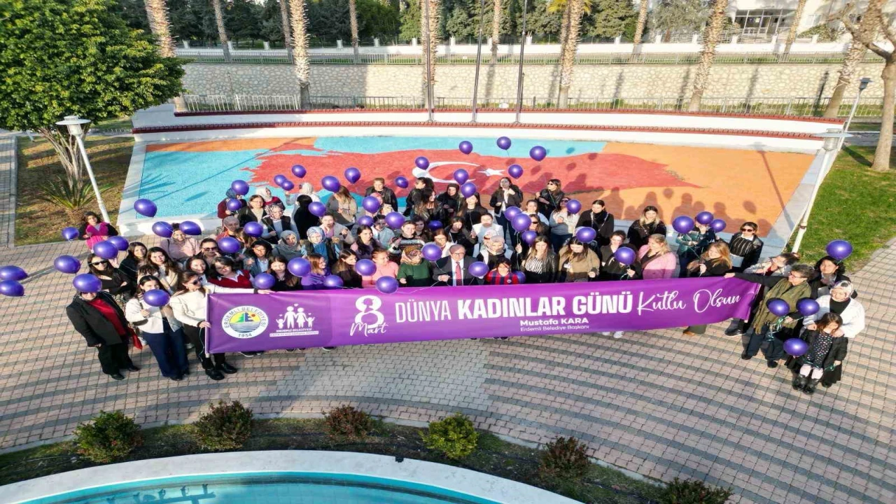 Kadınlar gökyüzüne mor balon bıraktı