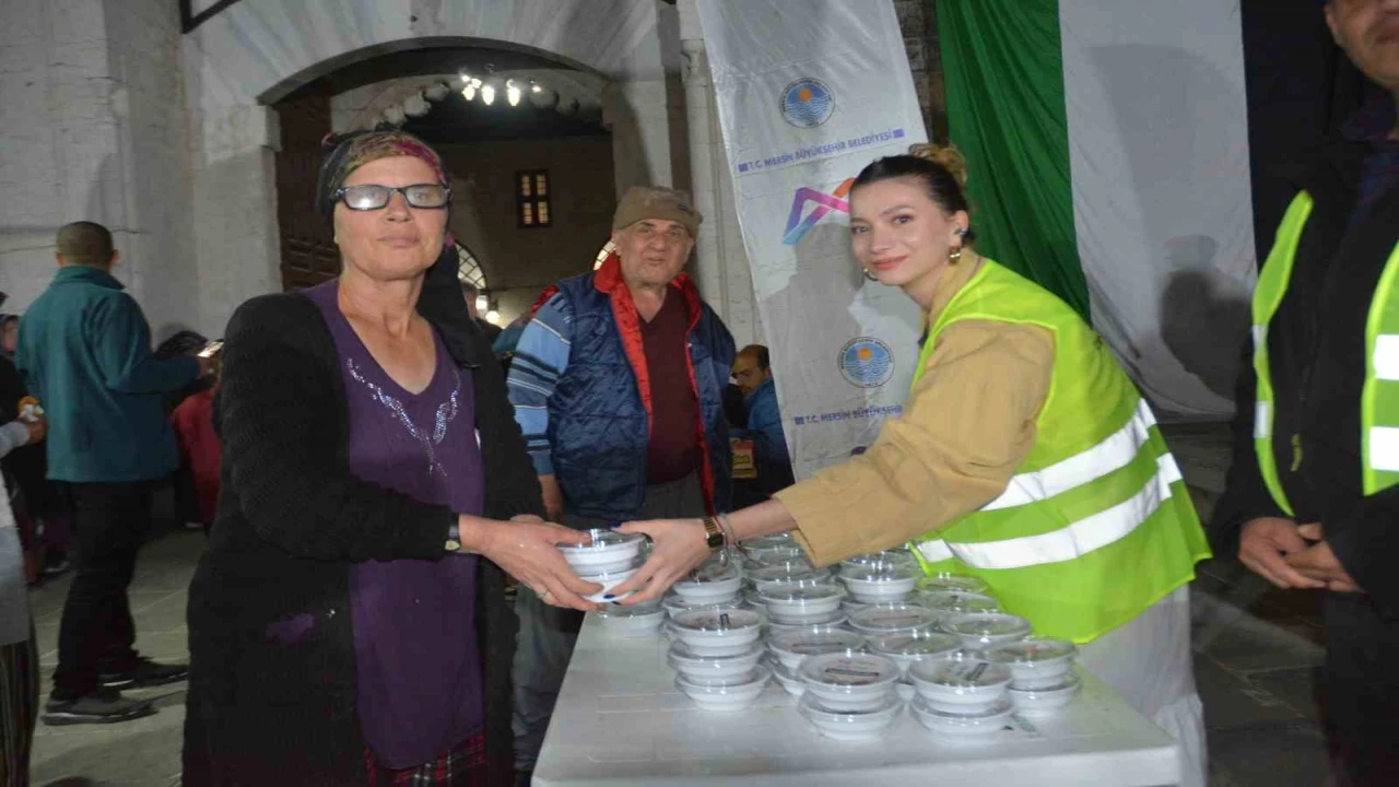 Kadir Gecesinde 10 bin lokma tatlısı dağıtıldı