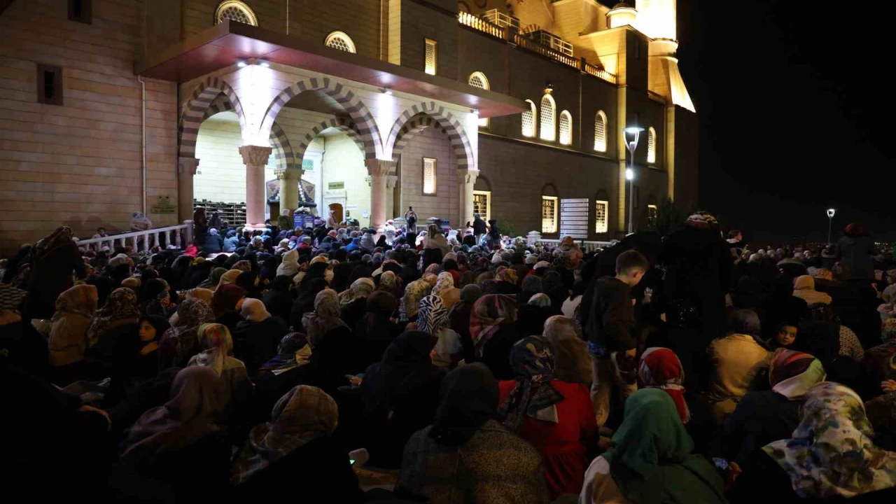 Kadir Gecesinde Abdülhamit Han Camii doldu taştı