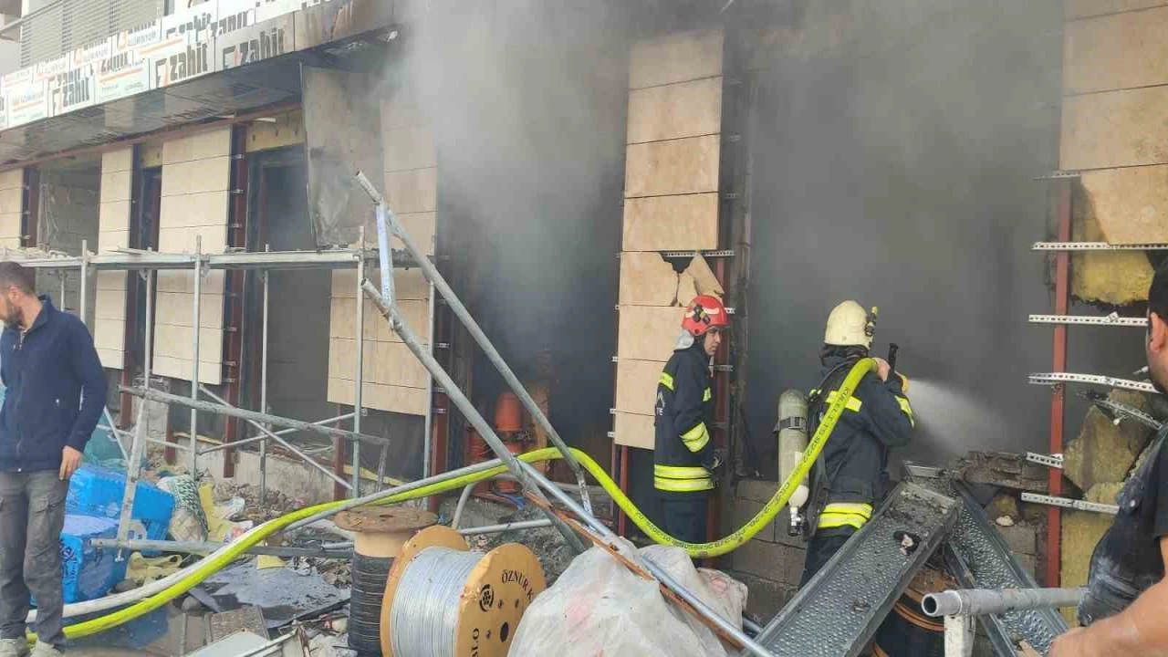 Kahramanmaraşta 2 depo yandı