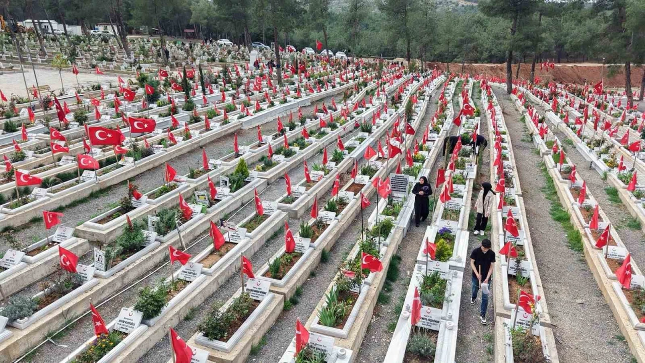 Kahramanmaraşta deprem şehitleri mezarlığında genel temizlik yapıldı