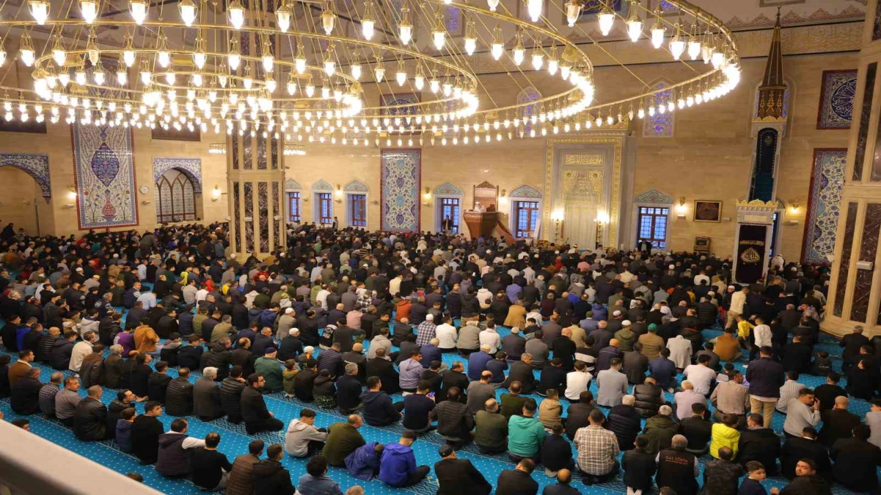 Kahramanmaraşta Ramazan Bayramı coşkusu: Binlerce kişi Abdülhamid Han Camiinde bayram namazı kıldı