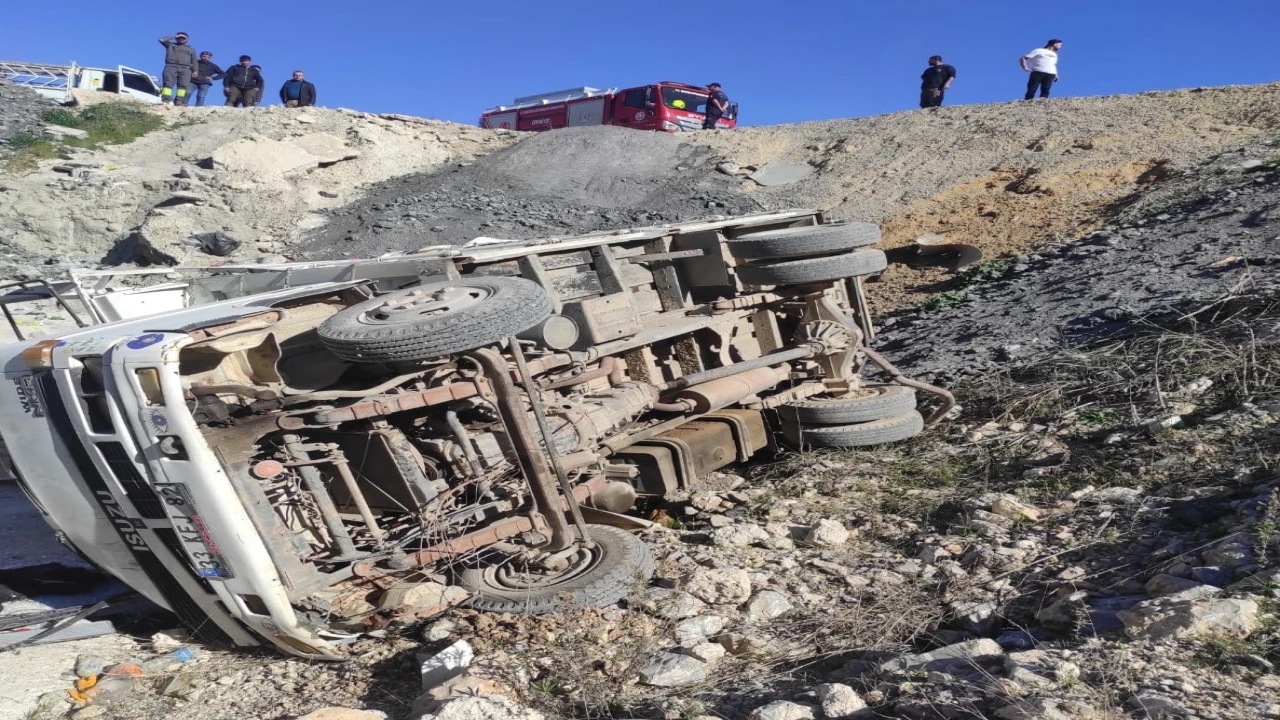 Kamyonet şarampole devrildi: 3 yaralı