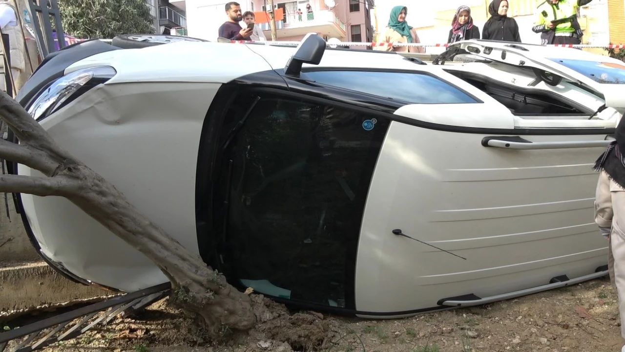 Kavşakta kaza yapan araç evin bahçesine uçtu