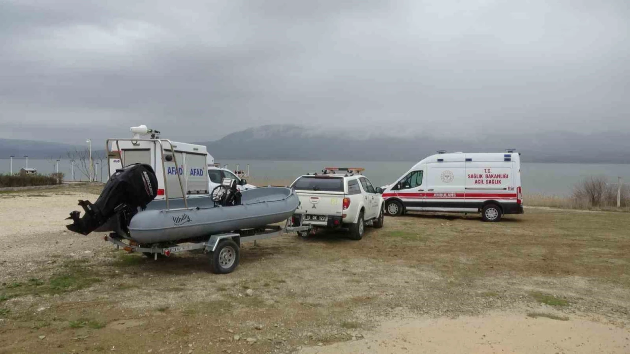 Kayıp adamı bulmak için gölde çalışma başlatıldı