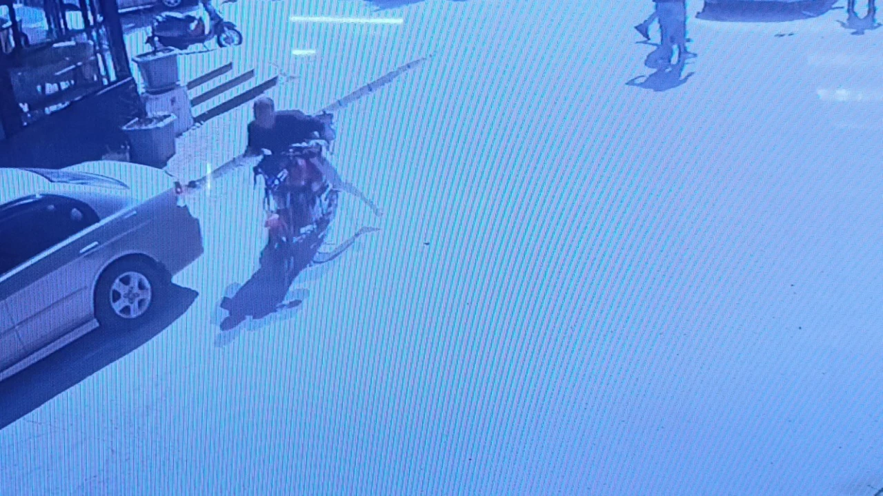 Kaza yapan motosiklet sürücüsü acısını unutup motosikleti kaçırdı, tedavi için yaya olarak geri geldi