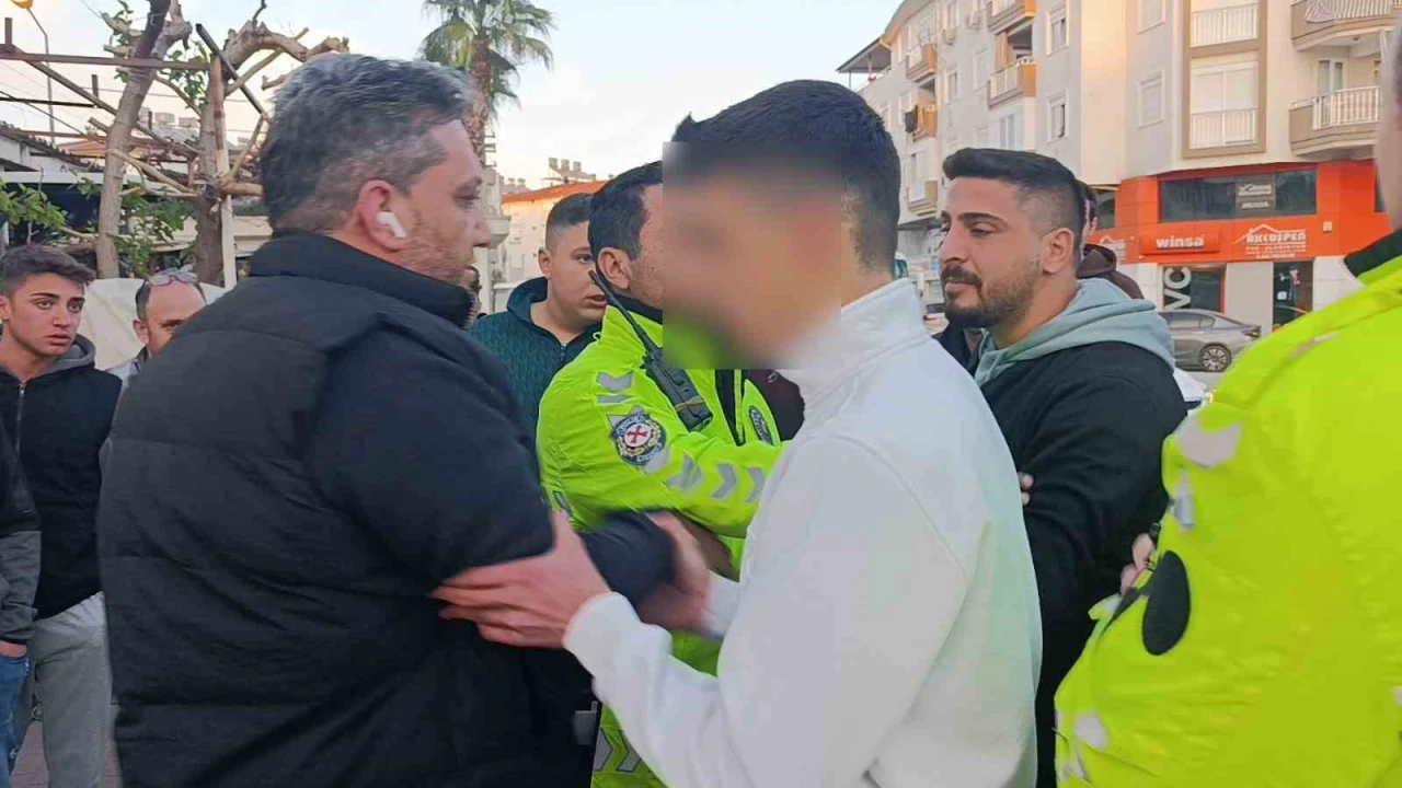 Kazayı gören vatandaş ‘trafik polisi rolüne girince ortam gerildi