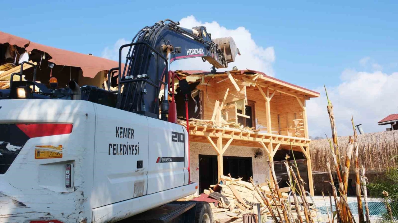 Kemerde kaçak yapı yıkıldı