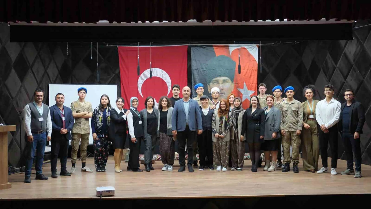 Kemerde öğrencilerden duygu yüklü anma programı