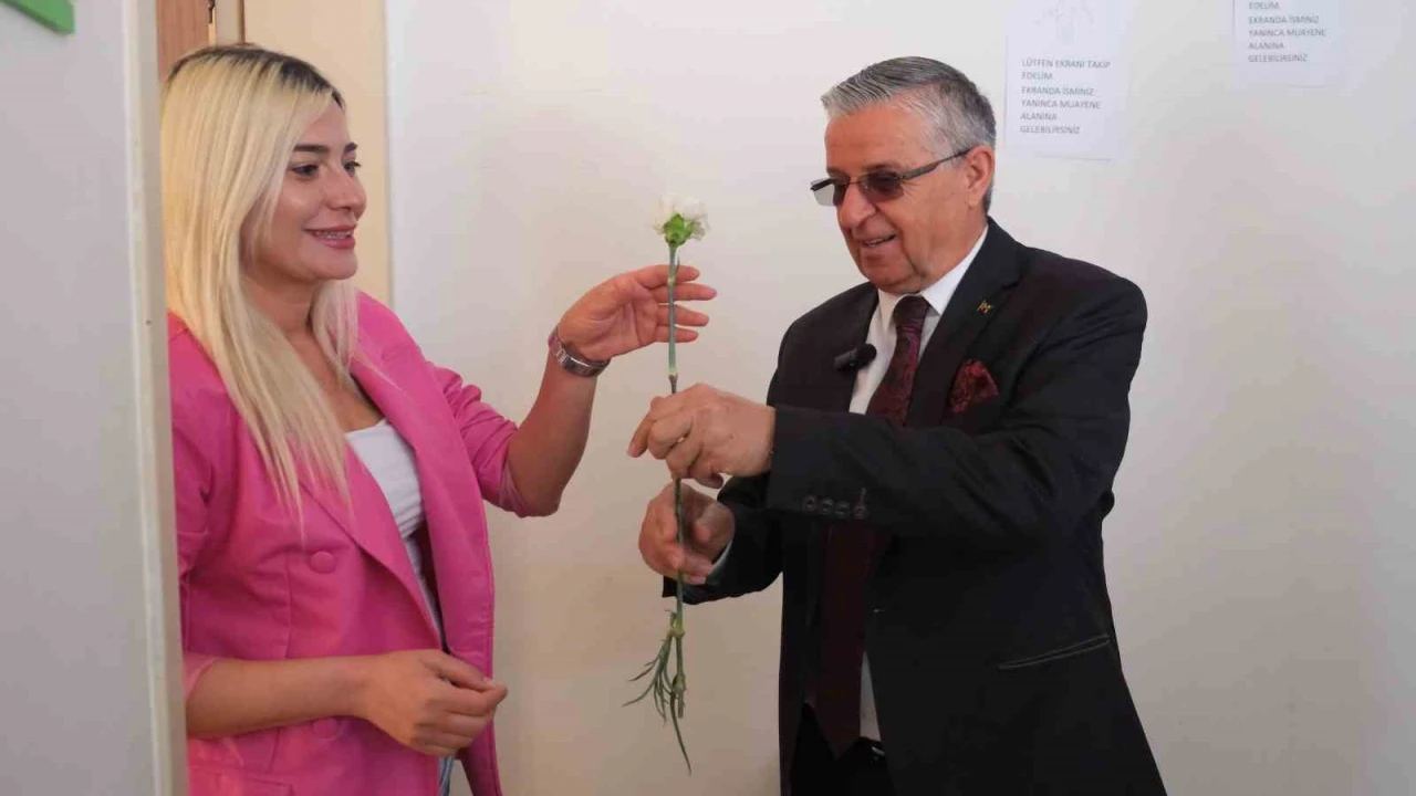 Kemerde sağlık çalışanlarına karanfil