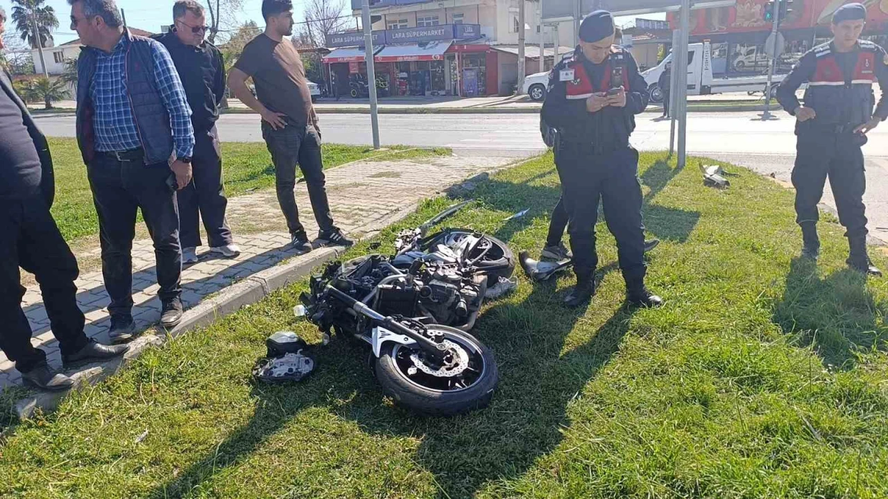 Kırmızı ışık ihlali yapan motosiklet kamyonetle çarpıştı: 1i ağır, 2 yaralı